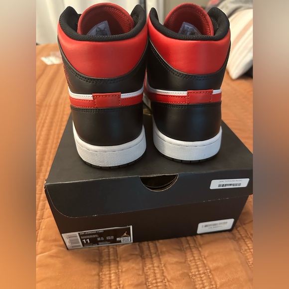 Jordan Air Jordan 1 Mid EUC - Picture 3 of 8